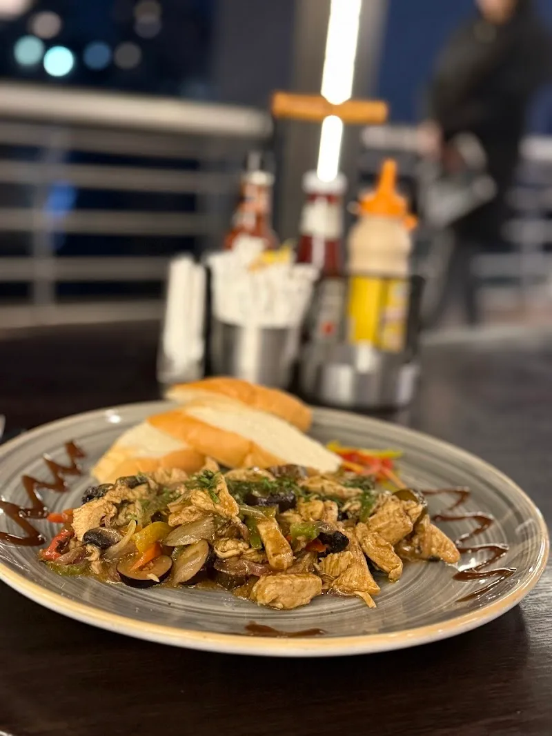 La Una Restaurant & Cafe - صورة 3