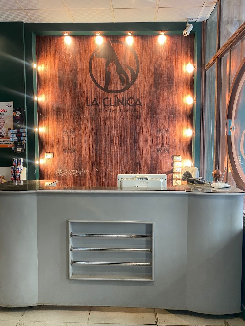 LA CLÍNICA Center - Photo 3