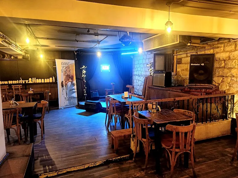 Room Art Space & Cafe - Garden City