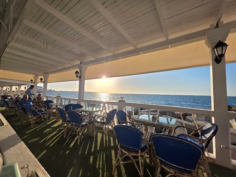 Wave Cafe - Photo 3
