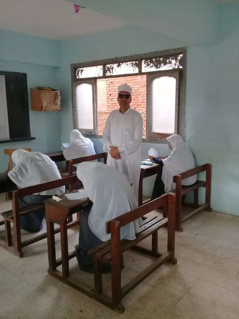معهد بنين وبنات ابتدائي وبنات ثانوي - Photo 2