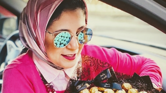 بائعة الورد