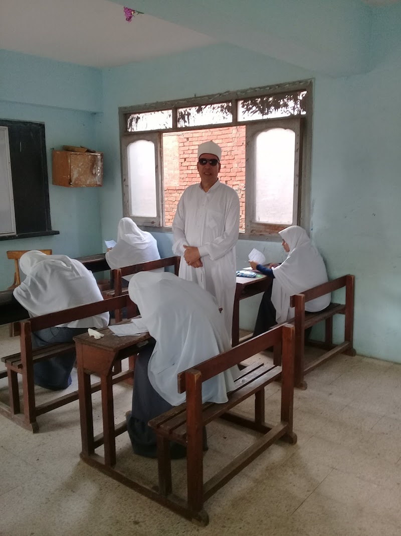 معهد بنين وبنات ابتدائي وبنات ثانوي - Photo 2