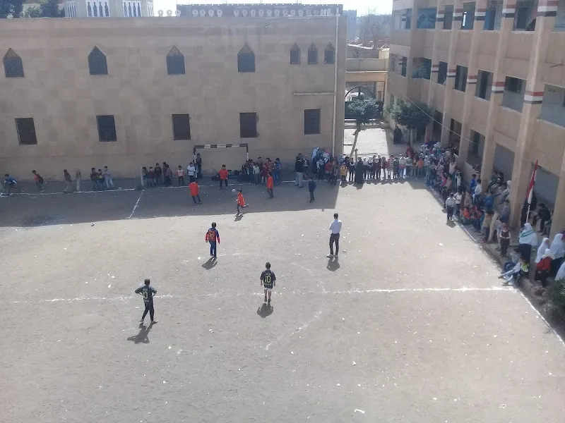 معهد بنين وبنات ابتدائي وبنات ثانوي - Photo 1