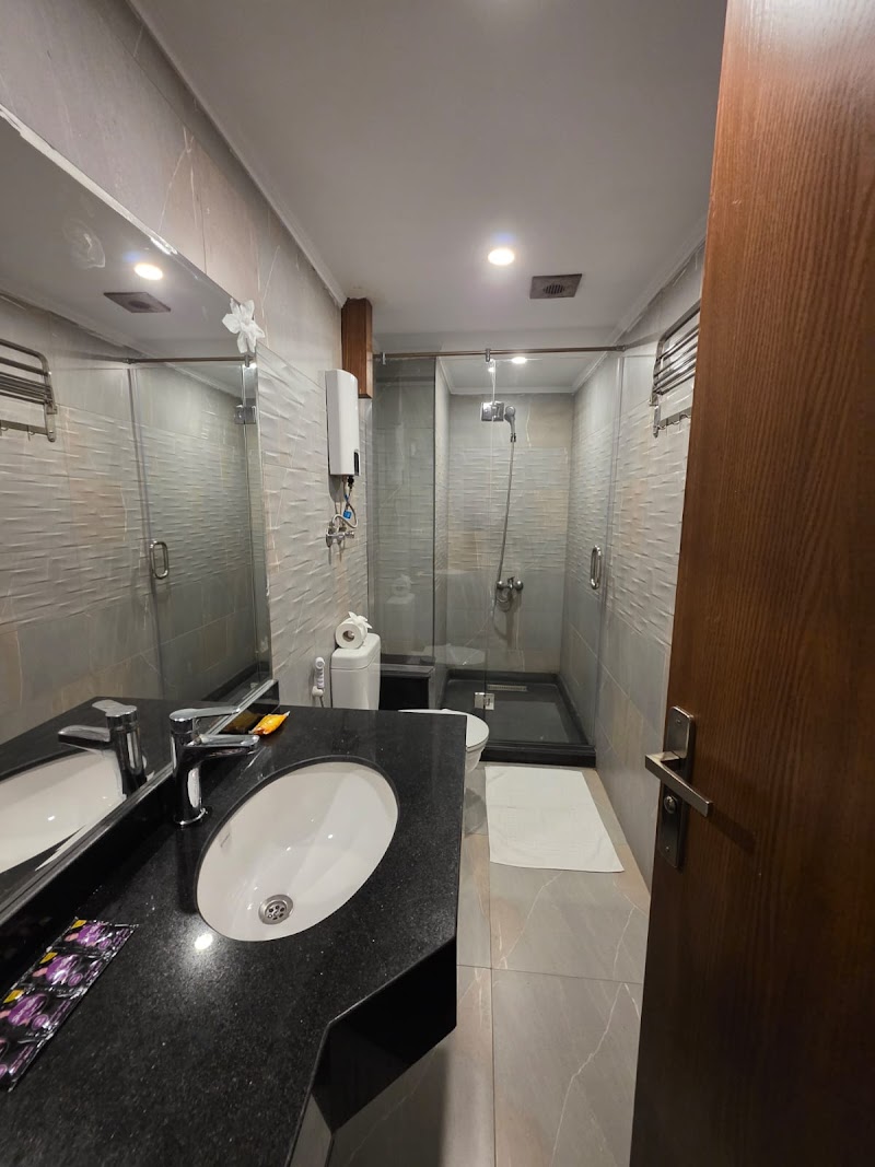 Royal Garden Hotel & Restaurant - Photo 2