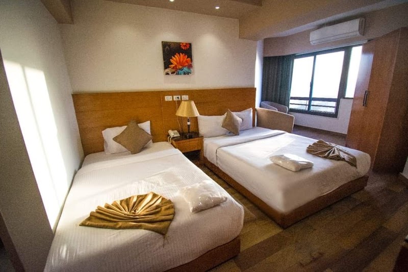 RIVER EDGE HOTEL - Photo 1