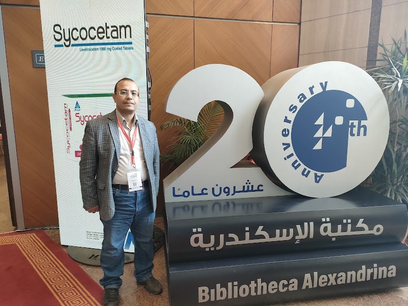 عياده الأستاذ الدكتور محمد فوزي عبد العال استاذ المخ والأعصاب والطب النفسي بجامعه اسيوط