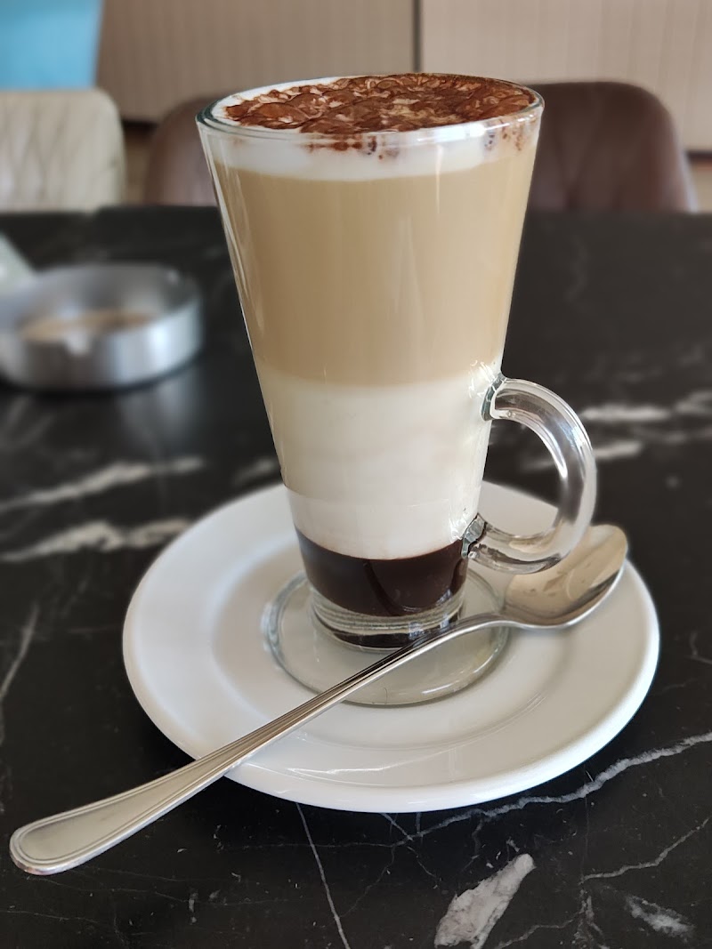 Eric's Cafe - Photo 2
