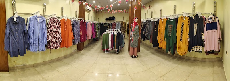 Her shop for women's clothing - Photo 1