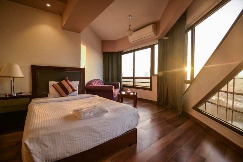 RIVER EDGE HOTEL - Photo 3