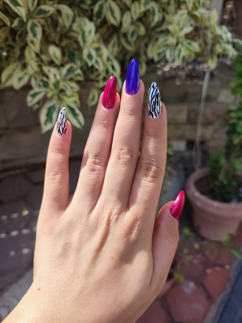 Nails & Beyond Beauty Lounge - صورة 1