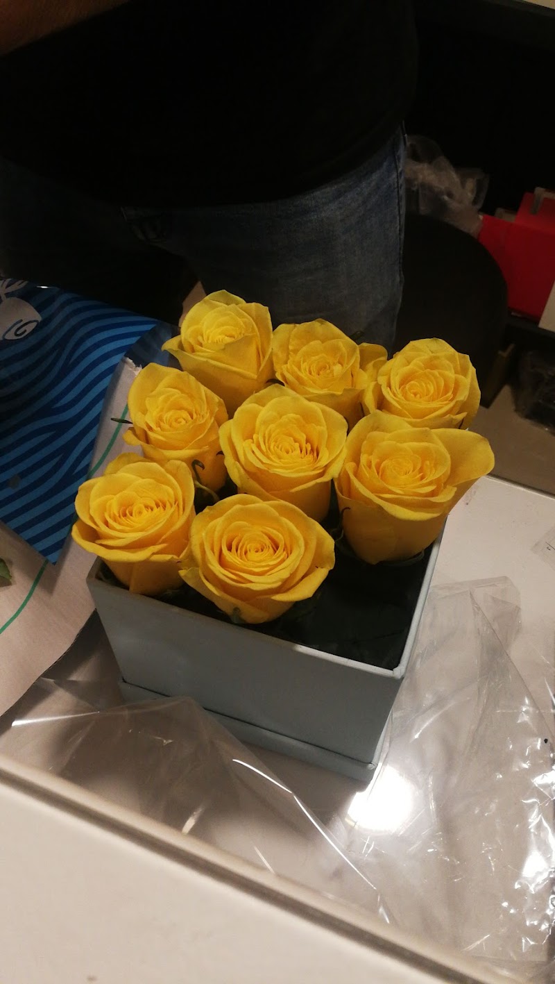 Box Of Roses - صورة 1