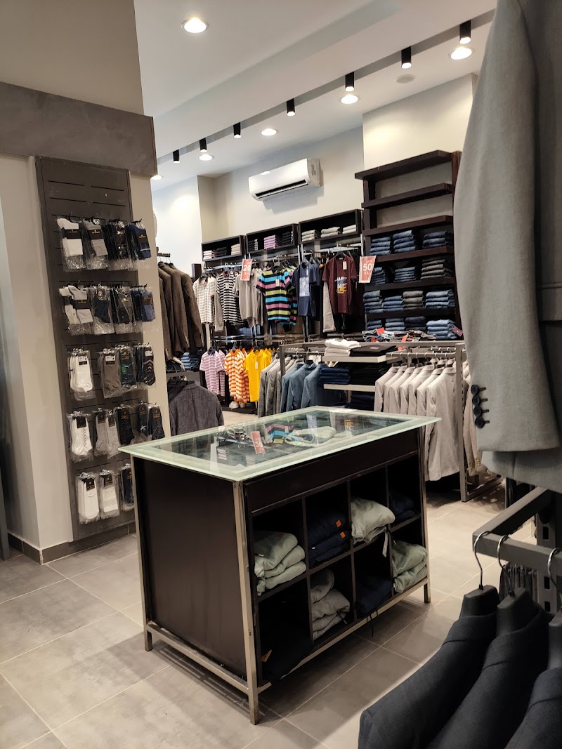 TiE House - Photo 3